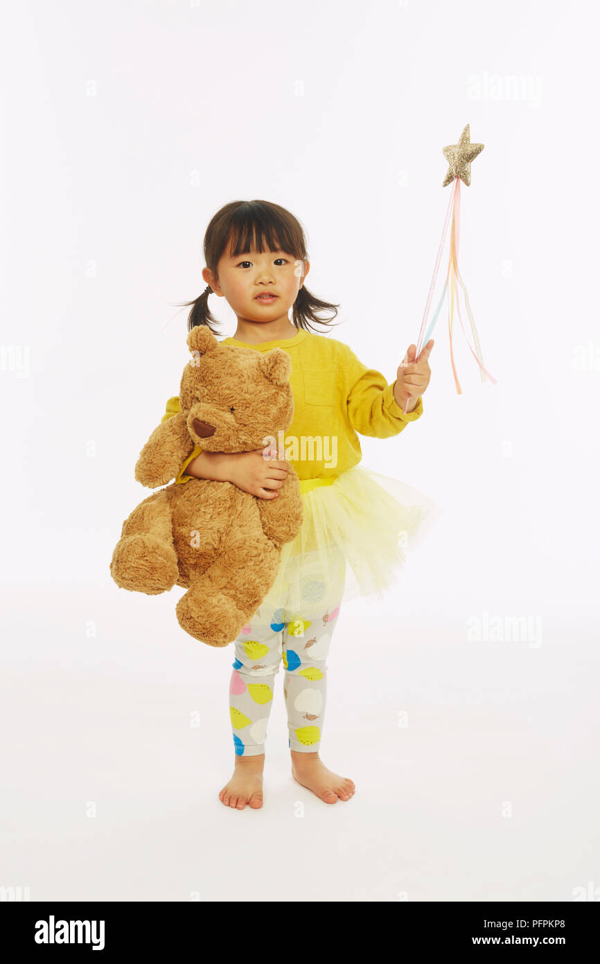 Petite fille en costume fée jouant avec modèle d'ours (l'âge de 2 ans) Banque D'Images
