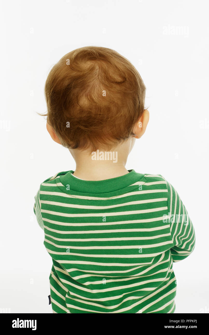 Petit garçon en vert stripey haut les cheveux bruns (Modèle âge - 22 mois) Banque D'Images