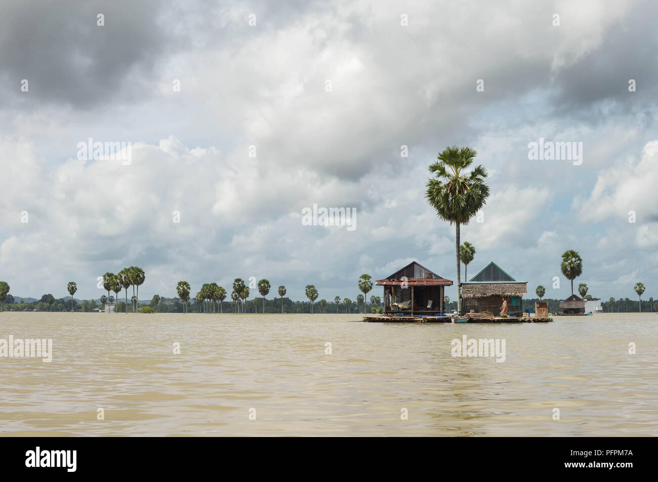 Paysages panoramiques du lac Tempe inondées et village flottant dans le sud de Sulawesi, Indonésie Banque D'Images