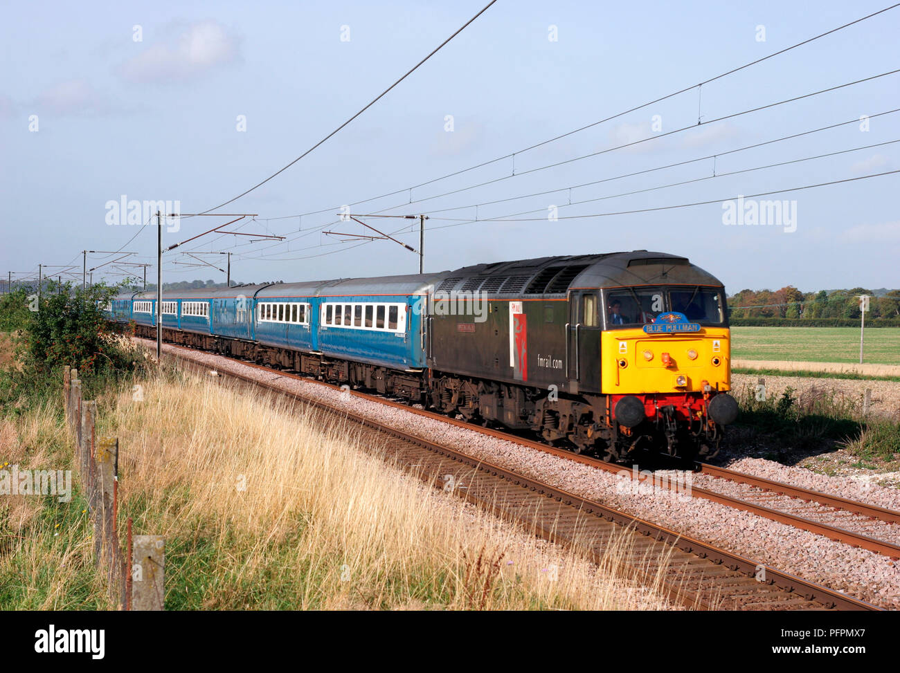 Un certain nombre de locomotives diesel de la classe 47 47832 'Tom Clarke OBE' travaillant une charte à Pullman bleu près de On the Rivet Training Ride le 9 Royston Septembre 2006. Banque D'Images