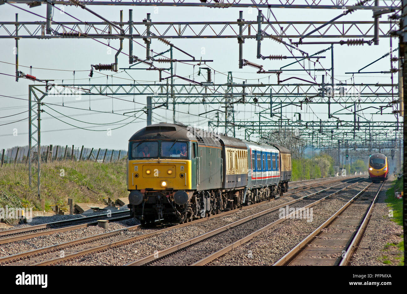 Un certain nombre de locomotives diesel de la classe 47 47830 avec une classe de l'unité 465 en remorque forme un stock Déplacer à Cheddington le 18 mai 2007. Banque D'Images
