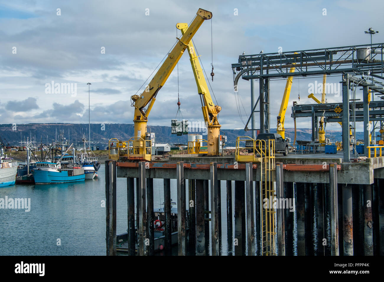 Quai d'expédition Alaska : grandes grues transporter du fret à un quai à Homer, Alaska. Banque D'Images