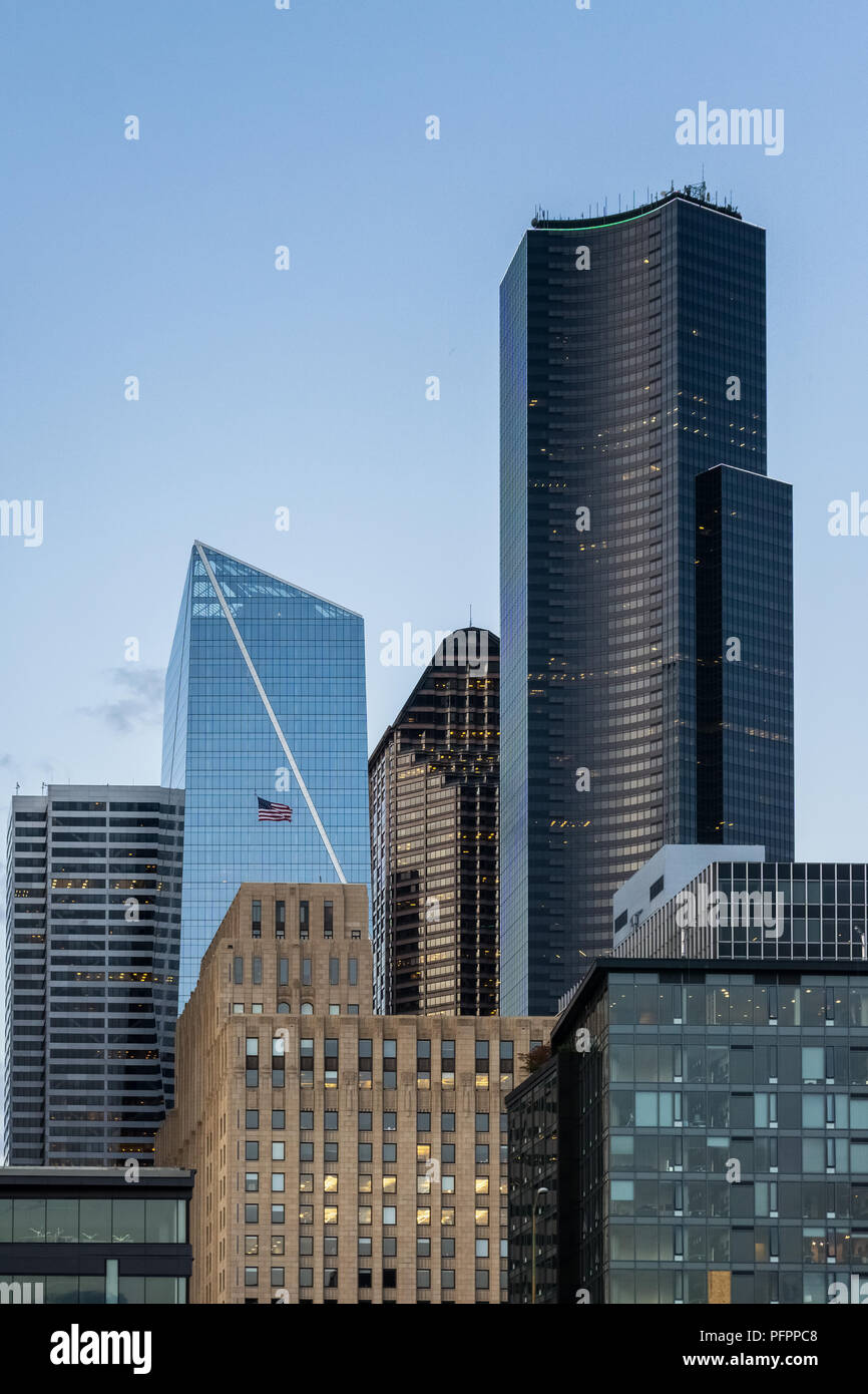 Gratte-ciel du centre-ville de Seattle skyline de district par un beau soir avec le drapeau américain sur le sommet d'un bâtiment, l'état de Washington, USA. Banque D'Images