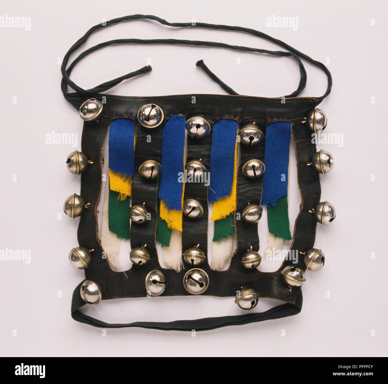 Cloches cousues dans une cheville noir braclet. Banque D'Images