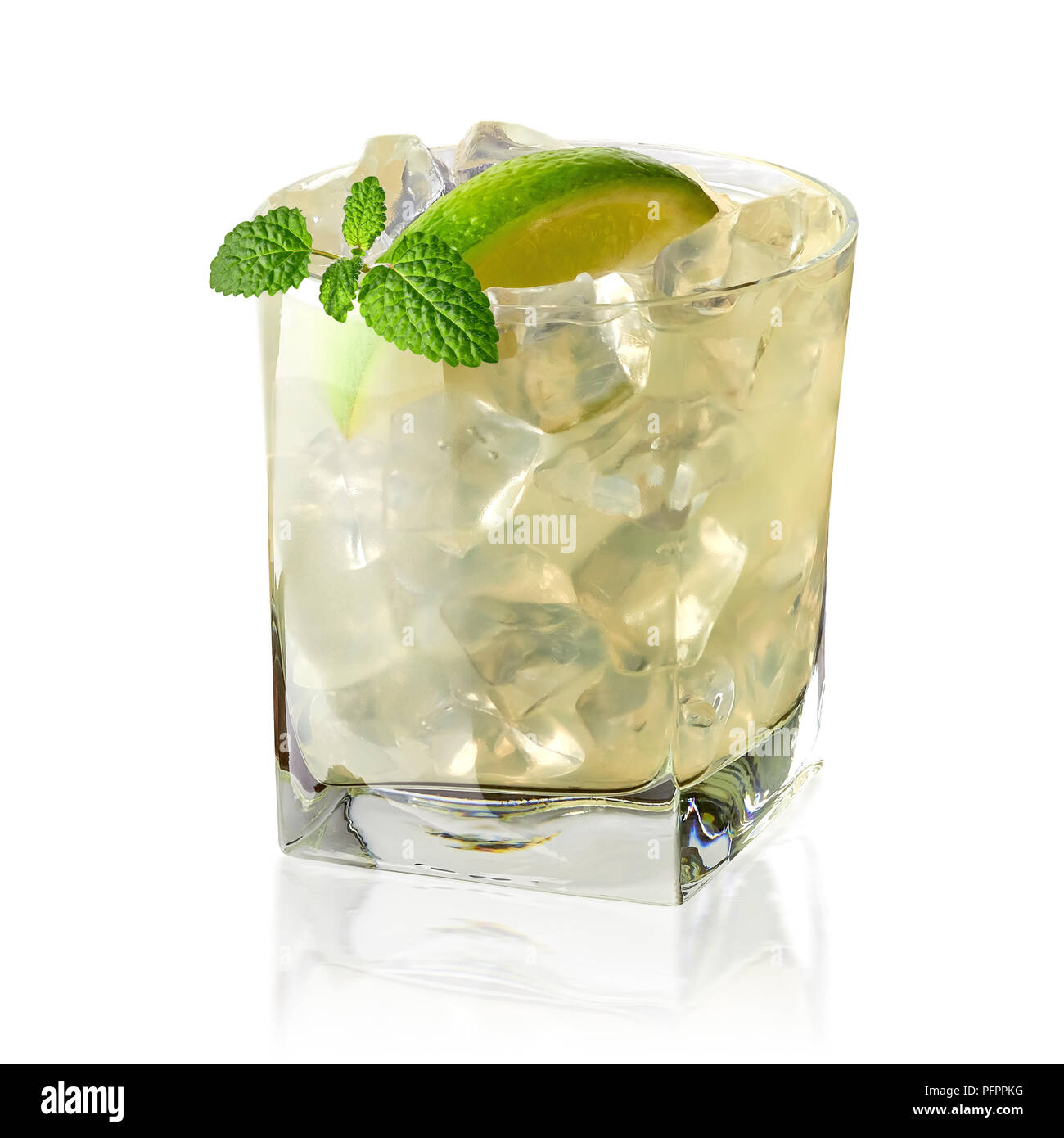 Lime Vodka gimlet gin tonic, ou avec de la glace en verre sur fond blanc y compris clipping path Banque D'Images