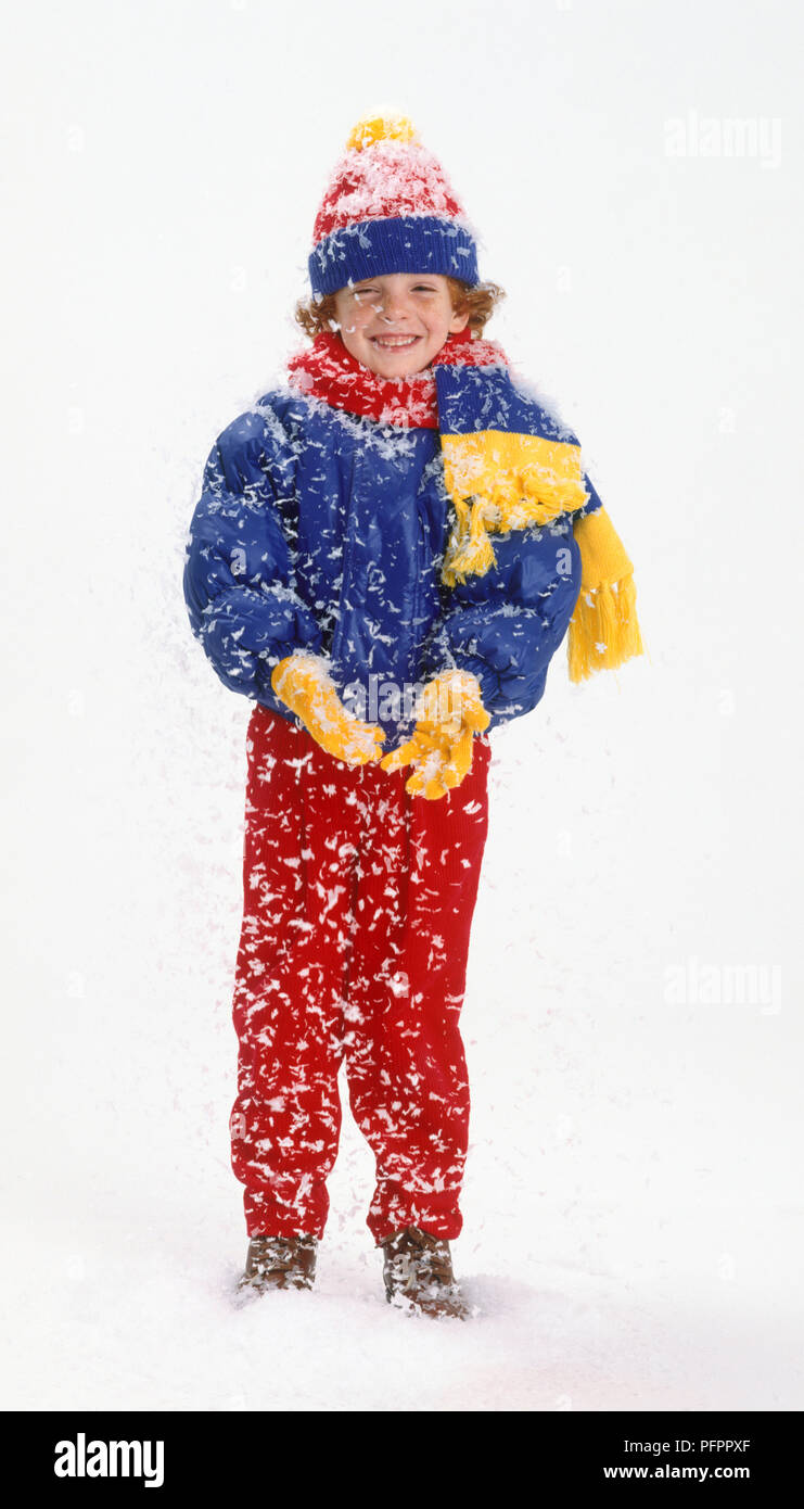 Garçon debout dans la neige Banque D'Images