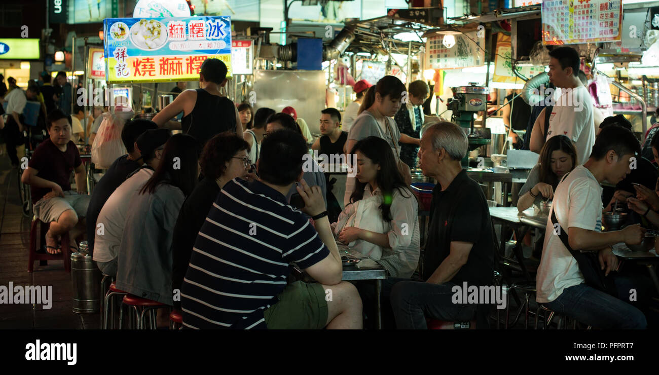 La tradition et le tourisme y viennent nombreux délicieux toujours les foules de personnes au Ningxia night market Taipei Taiwan Banque D'Images