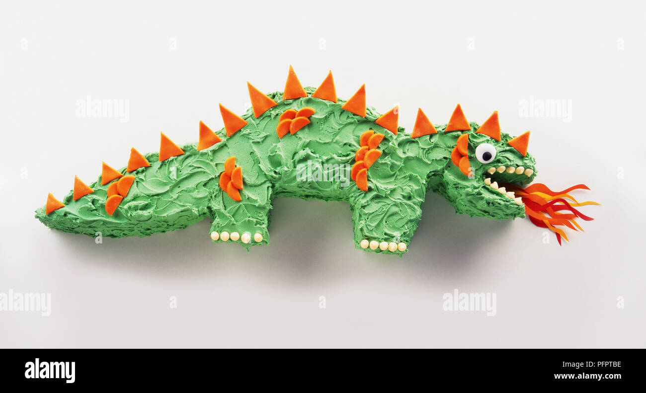 Gateau A La Forme D Un Dragon Crachant Le Feu Photo Stock Alamy