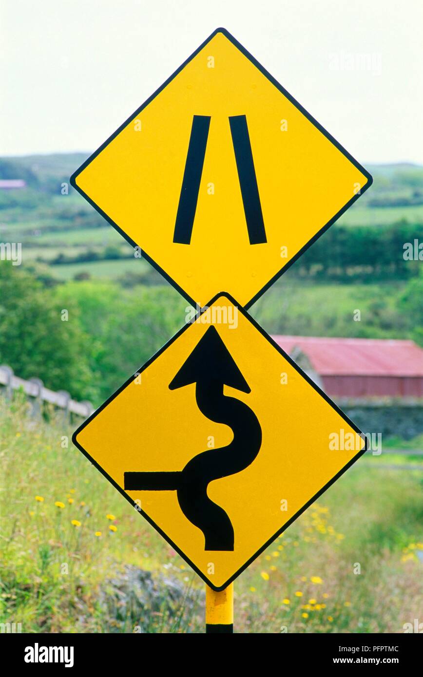 L'Irlande, Double Bend sign, close-up. Banque D'Images