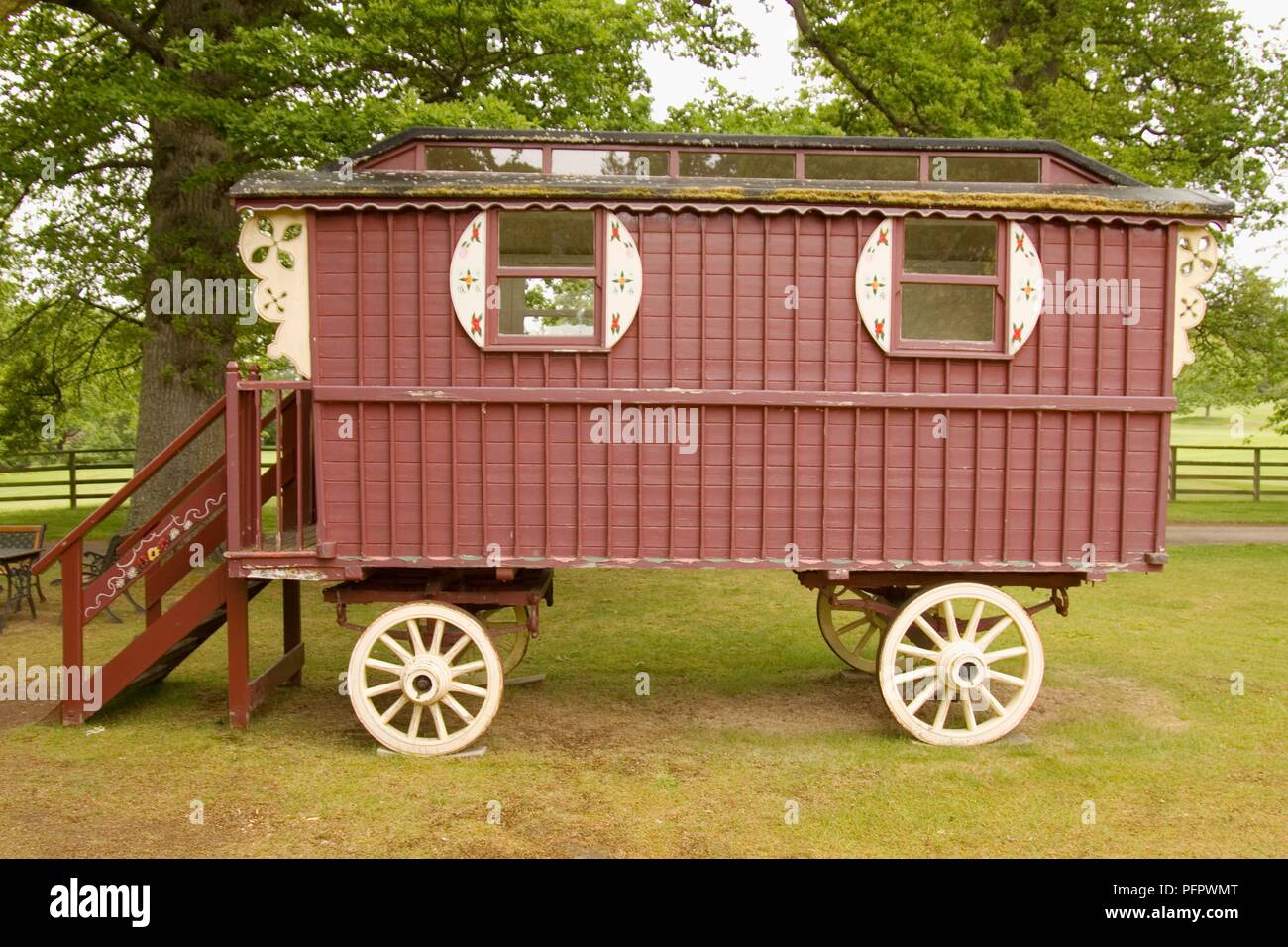 L'Écosse, le château de Cawdor, rénové roulotte dans un parc Banque D'Images