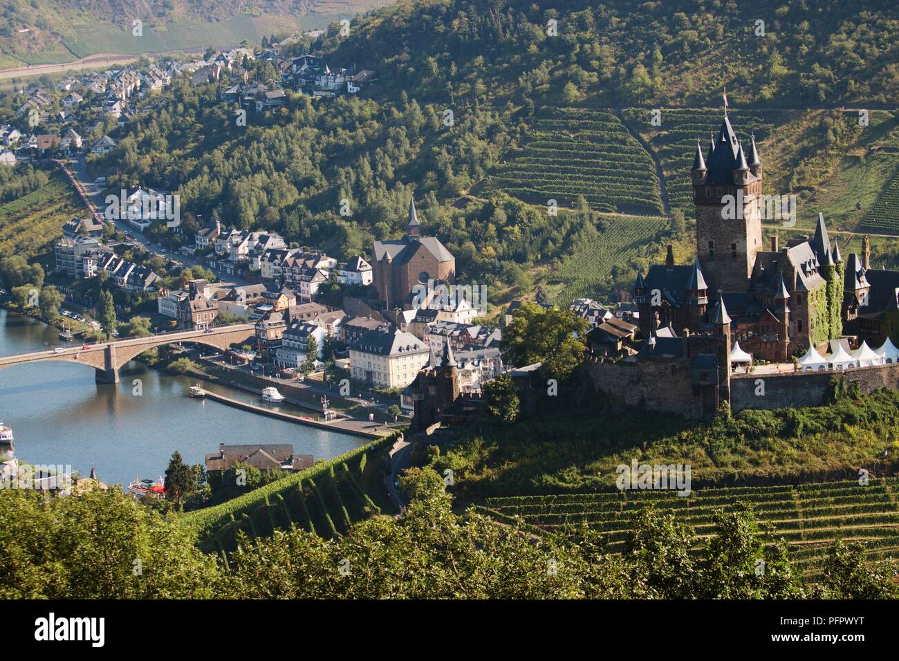 Allemagne, Rheinland-Pfalz, château Reichsburg Cochem, donnant sur la ville et sur la rivière de la moselle Banque D'Images