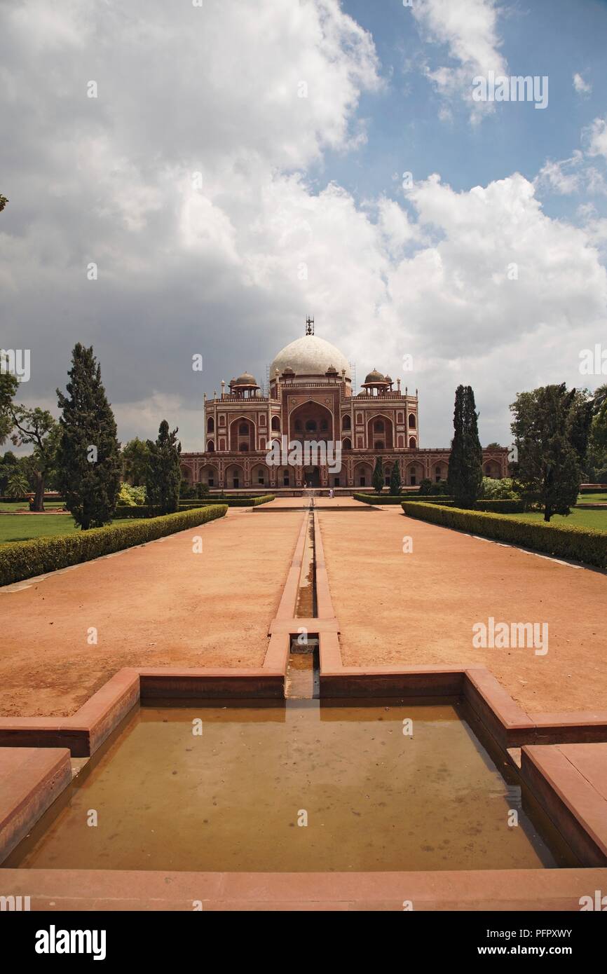 L'Inde, Delhi, Tombe de Humayun, façade de la mosquée du 16e siècle vu de motif Banque D'Images