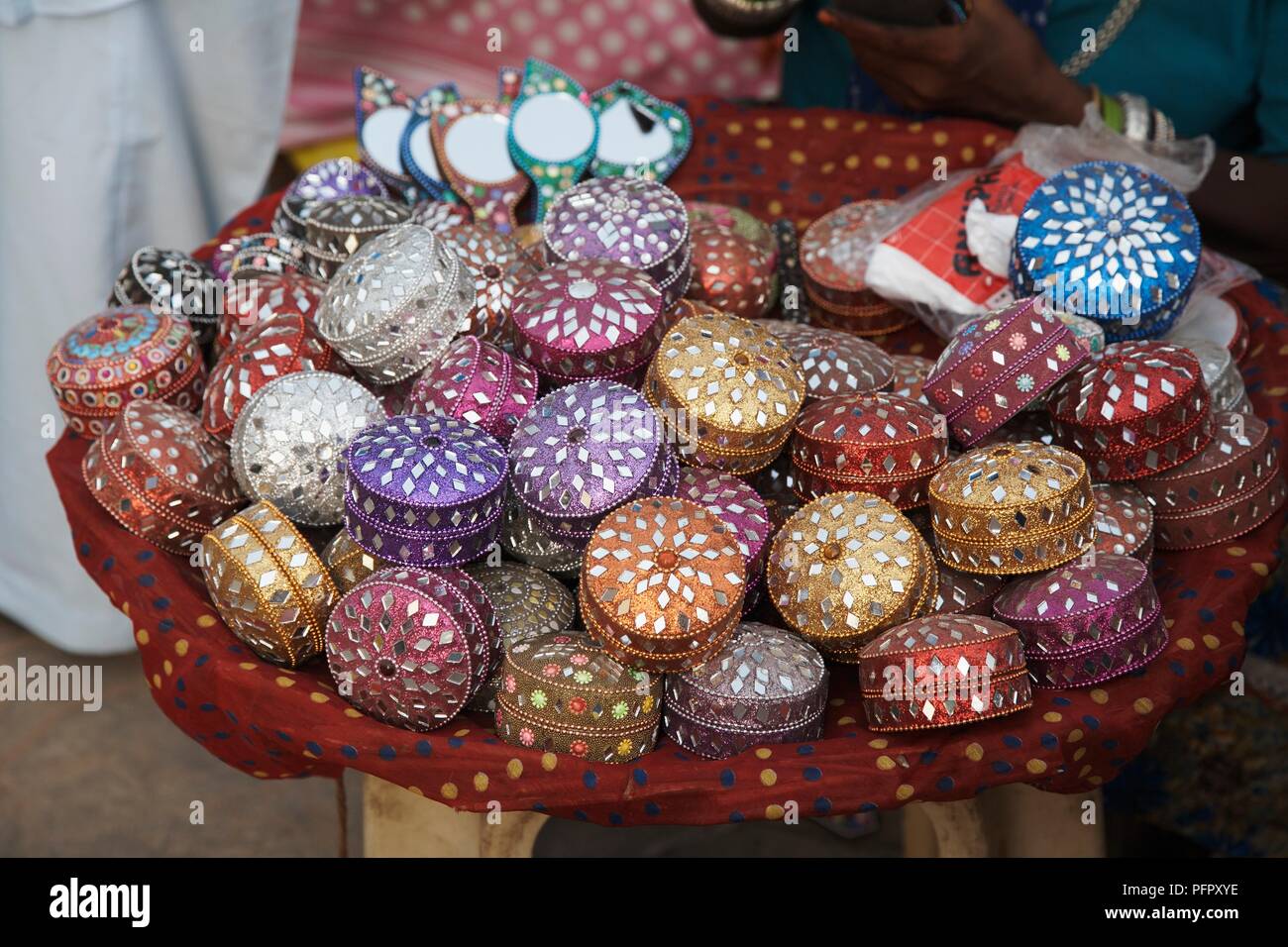 L'Inde, Delhi, Sarojini Nagar, boîtes à bijoux colorés for sale at market Banque D'Images