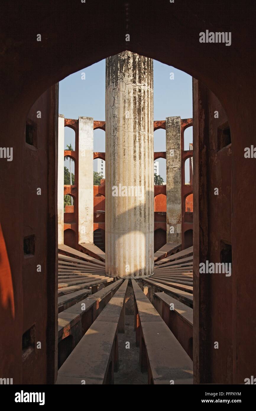 L'Inde, Delhi, Yantra Mantra, également connu sous le nom de Jantar Mantar, instruments d'astronomie d'architecture moghole construit en vue de l'époque, cadran solaire Banque D'Images