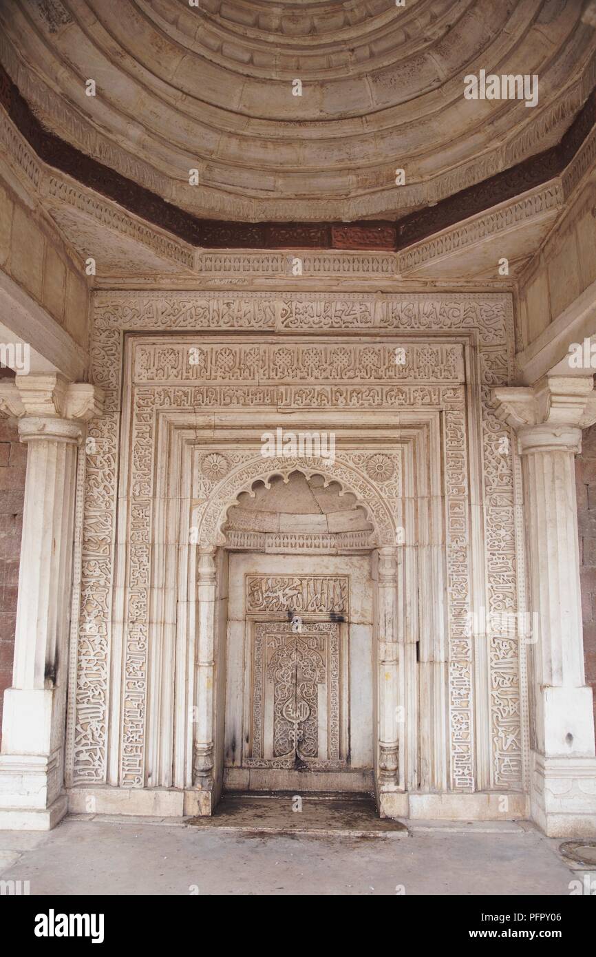 L'Inde, Delhi, Sultan Ghari's Tomb, intérieur avec porte ouvragée Banque D'Images