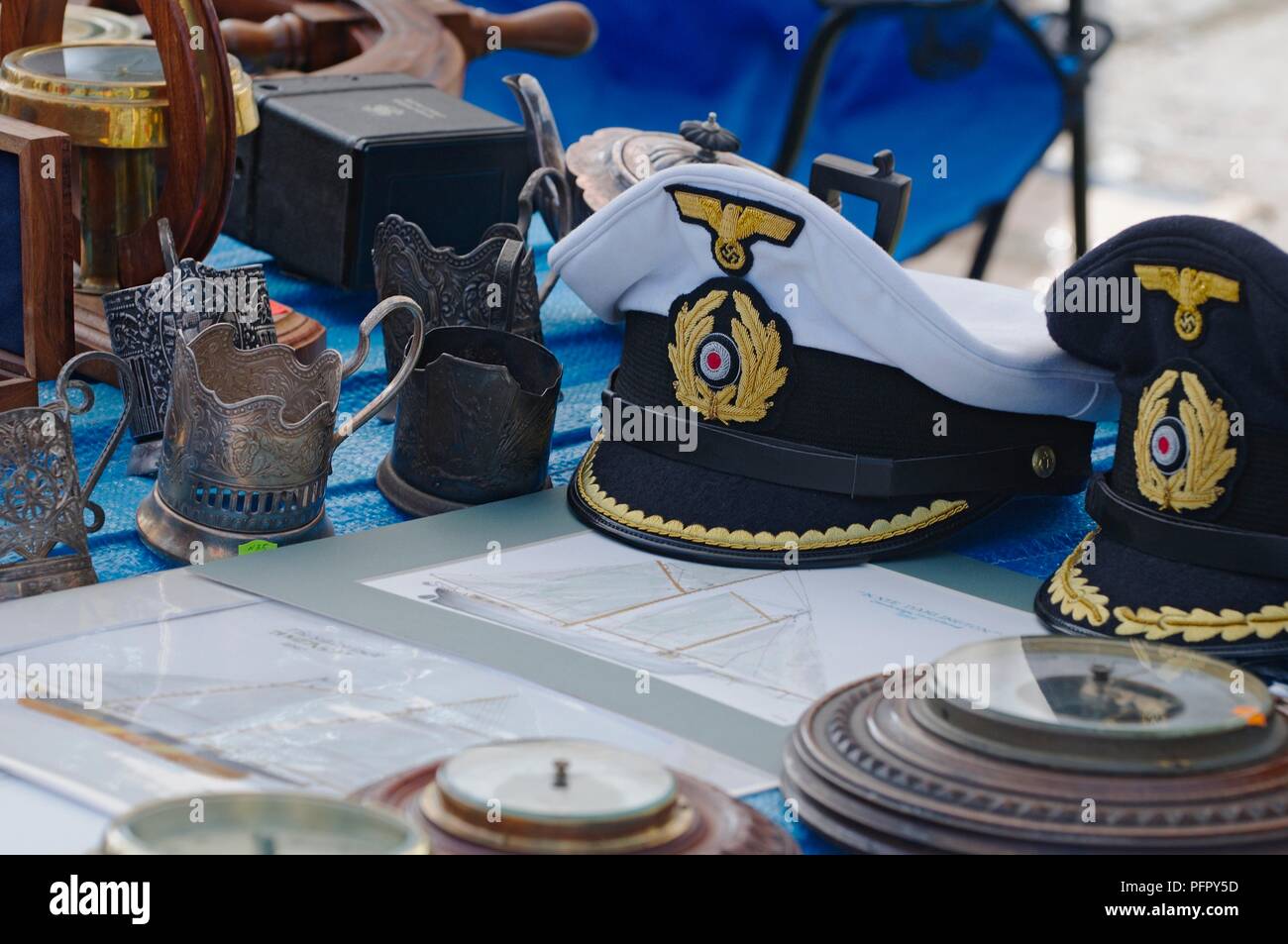 L'Estonie, Tallinn, chapeaux, du capitaine baromètres nautique et d'autres éléments affichés en festival maritime Banque D'Images