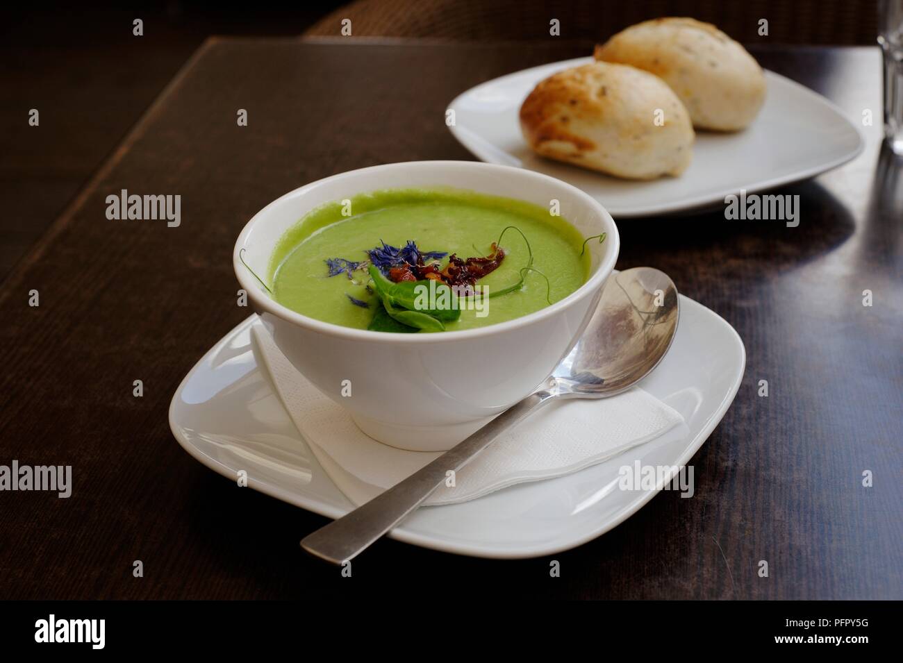 L'Estonie, Tallinn, bol de soupe aux pois à garnir, petits pains sur plaque séparée Banque D'Images