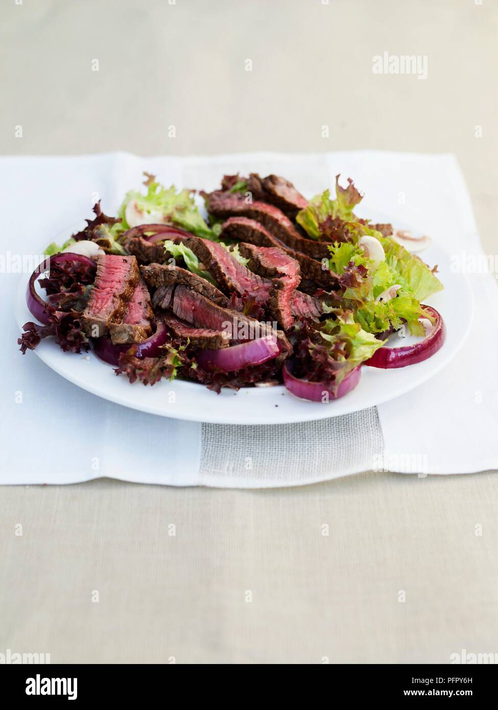 Salade Steak on plate Banque D'Images