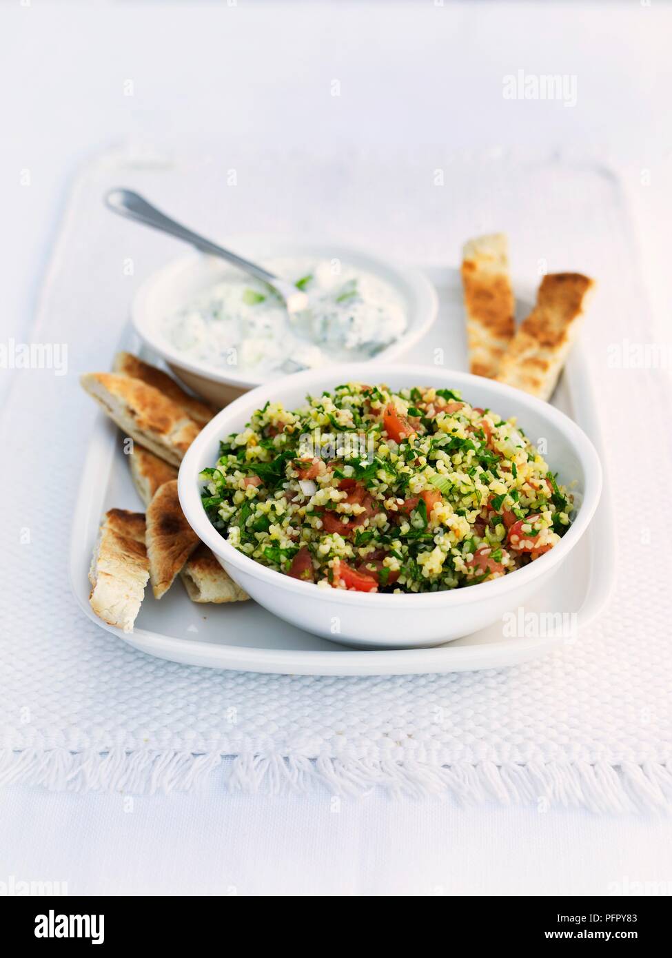 Taboulé servi avec pain pita et dip Banque D'Images