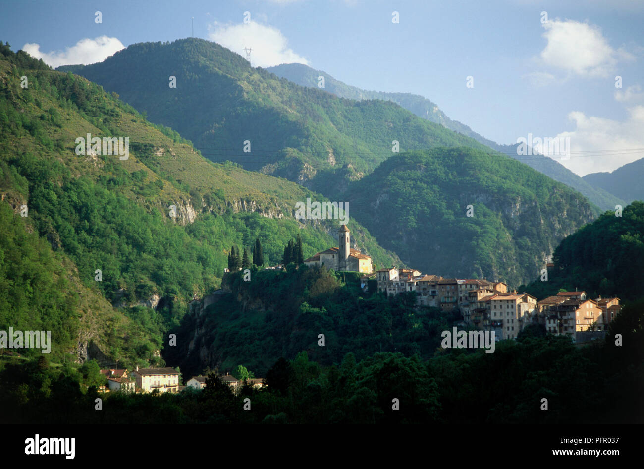 France, Alpes-Maritimes, Vallee de la Vesubie, Saint Martin Vesubie, vue panoramique du village de montagne Banque D'Images