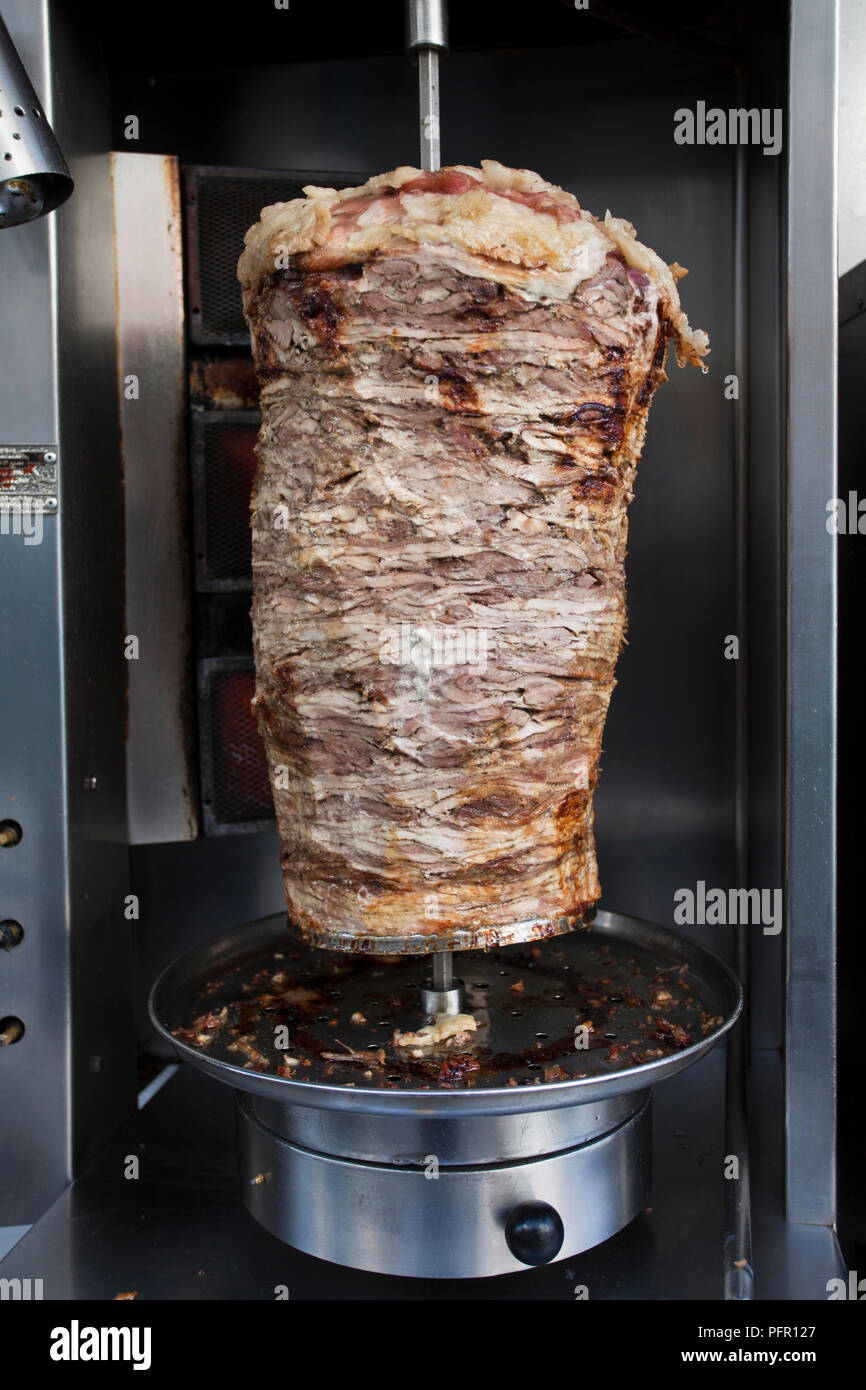 Shawarma ou Döner Kebab, la viande grillée à la broche Photo Stock - Alamy