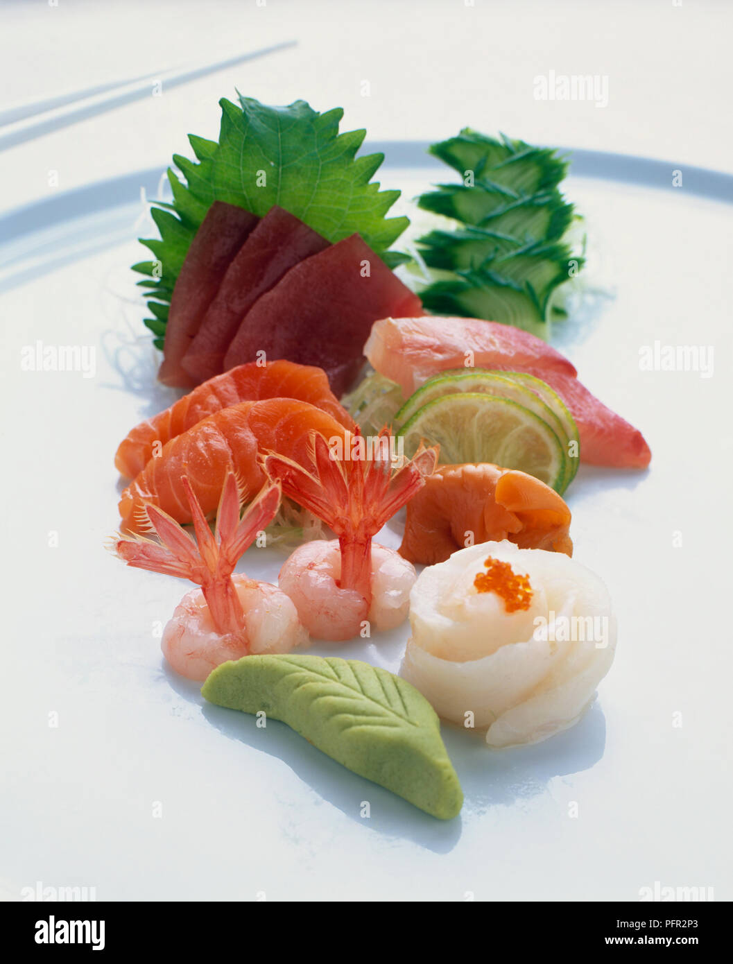 Sashimi au wasabi et gingembre mariné servi sur assiette blanche, close-up Banque D'Images