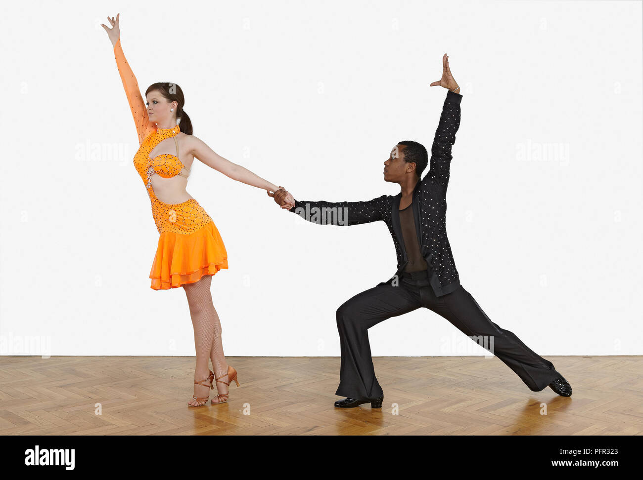 Teenage boy and girl danser la rumba Banque D'Images