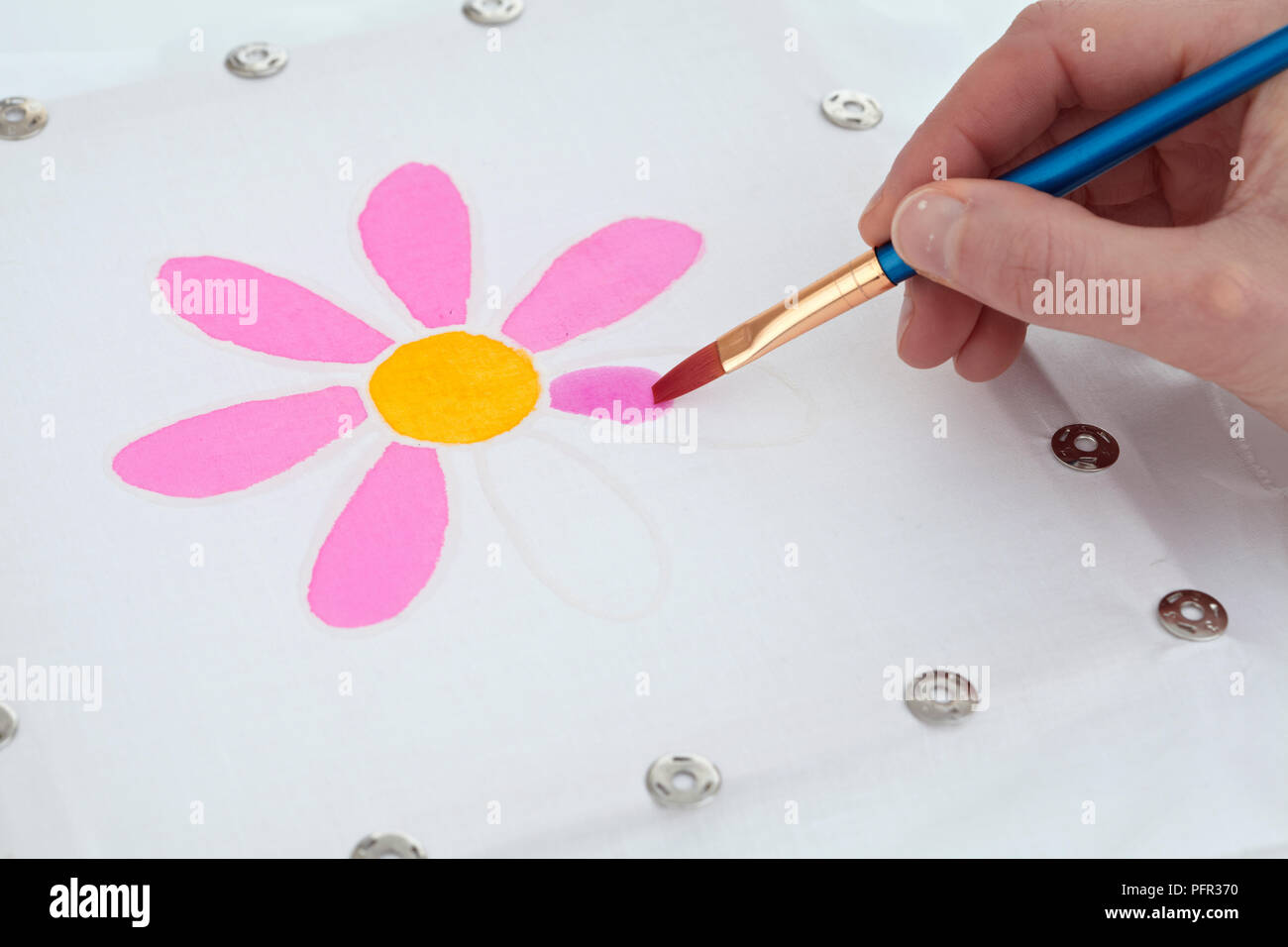 Batik Peinture sur tissu blanc fleur tendue sur châssis, en utilisant la soie peinture Banque D'Images