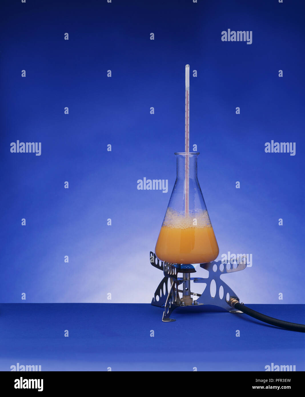 Le jus d'orange qu'être bouilli sur un bec Bunsen Banque D'Images