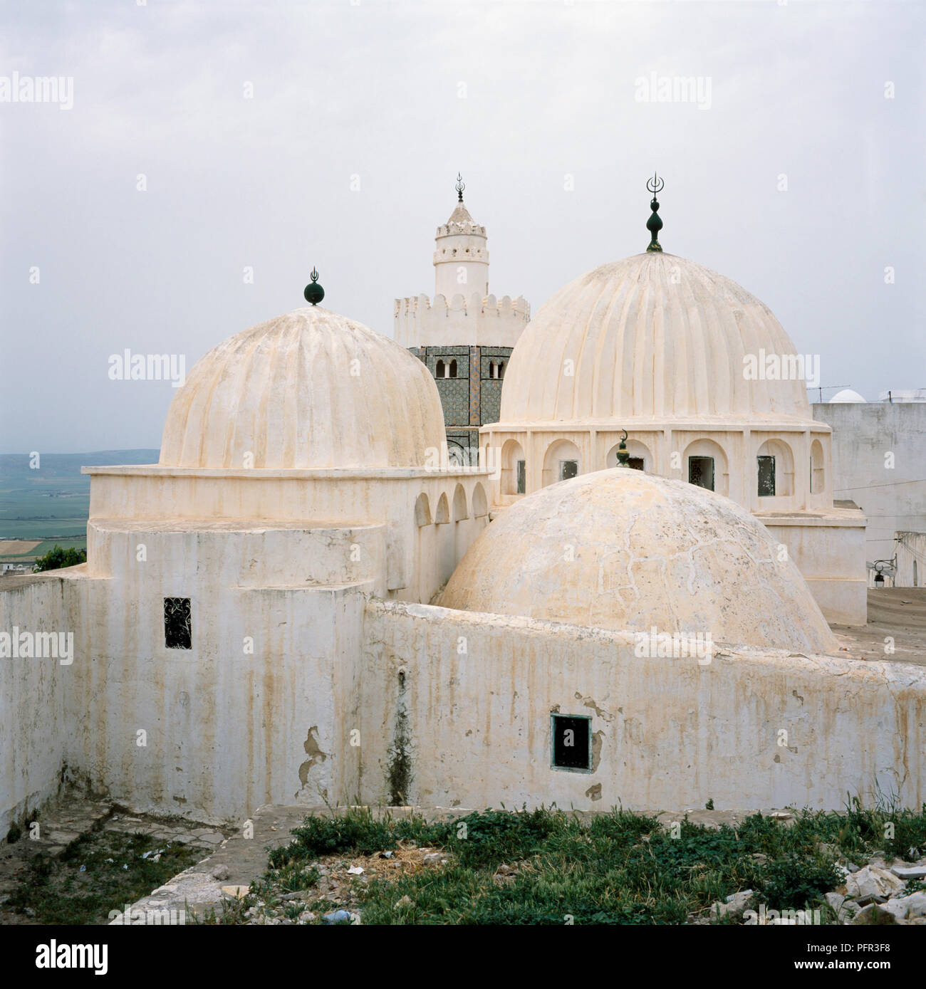 La Tunisie, Le Kef, Zaouia de Sidi Bou Makhlouf, 17ème siècle avec ses deux coupoles côtelées tombeau, mosquée et minaret octogonal, extérieur Banque D'Images