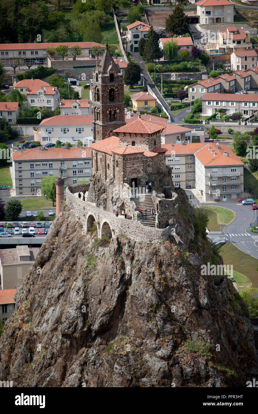 France, la Chapelle Saint-clair village près de Le Puy-en-Velay, Saint Michel d'Aiguilhe chapelle, vue sur le village et l'église bâtie sur la colline de roches volcaniques abruptes Banque D'Images