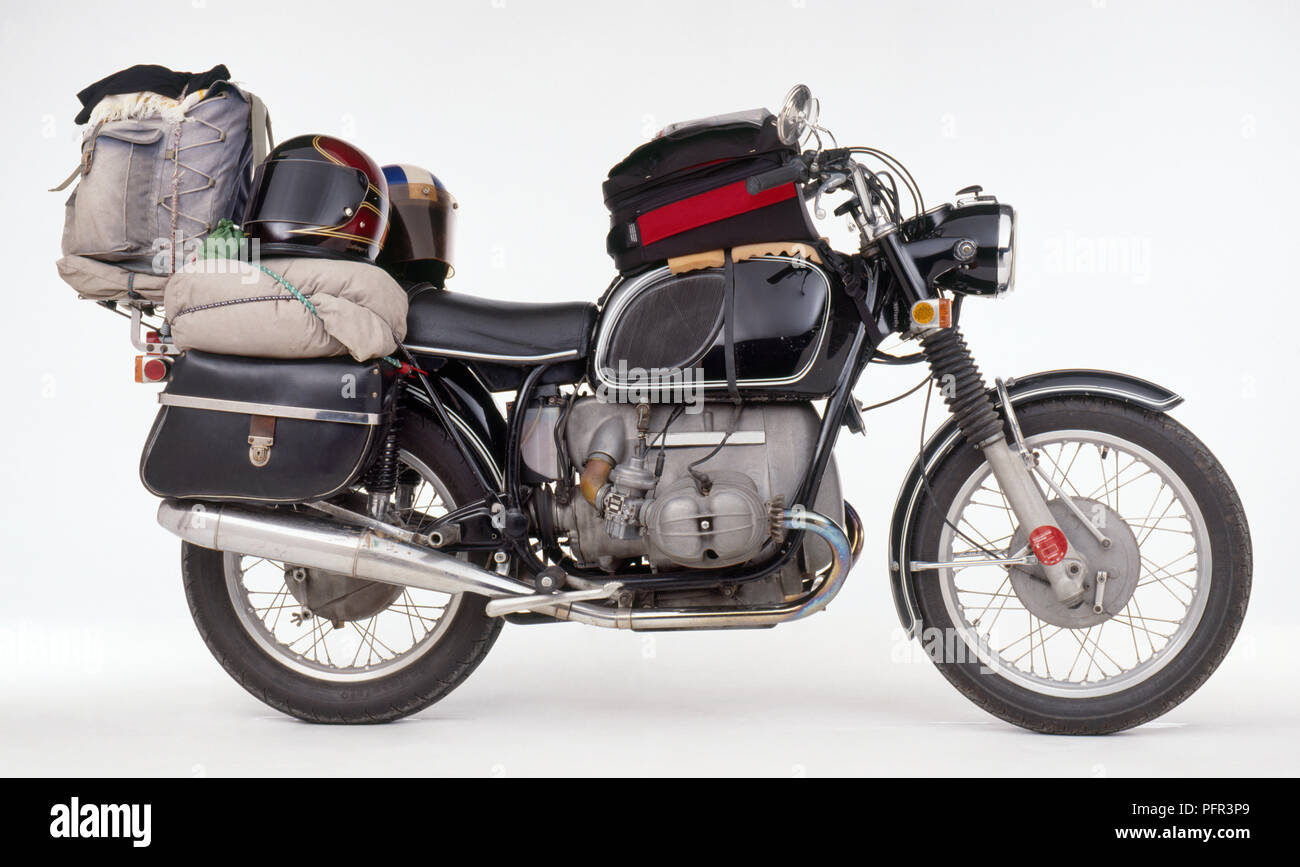 Sac à dos, sac de couchage roulé et casque sur moto Photo Stock - Alamy