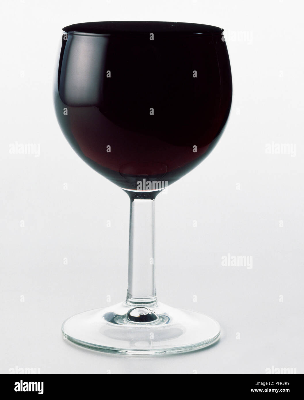 Verre de vin rempli à ras bord, tension de surface l'empêche de déborder  Photo Stock - Alamy