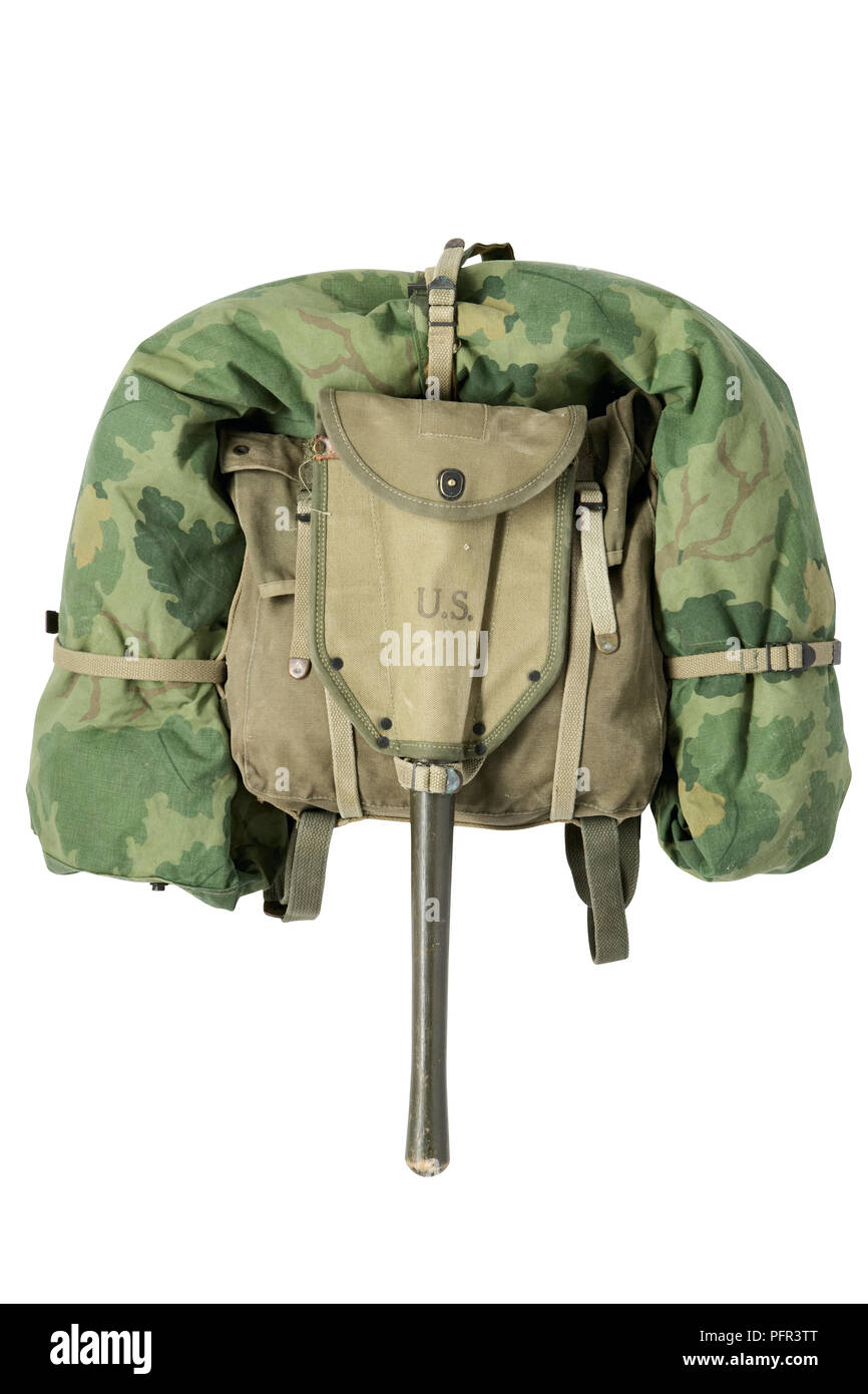 Sac à dos avec camouflage enroulé tente et enchâssement pelle, adopté par les Marines américains pendant la guerre du Vietnam Banque D'Images