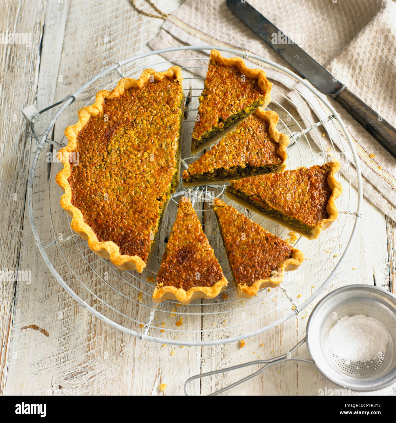 Pistache et fleur orange acidulée coupée en tranches individuelles sur grille de refroidissement Banque D'Images