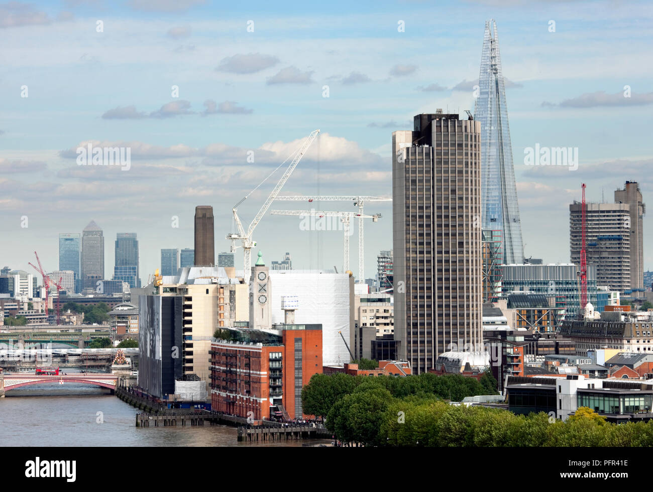 La Grande-Bretagne, l'Angleterre, Londres, vue vers la rive sud avec Oxo Tower, le fragment, et Canary Wharf à la distance Banque D'Images