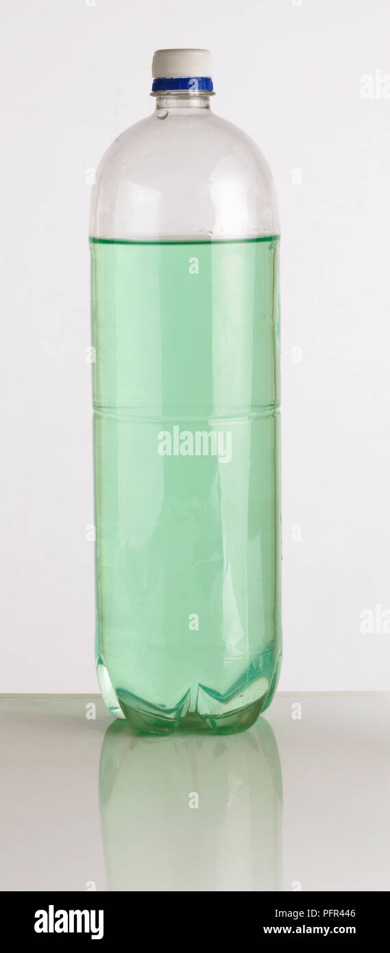 Bouteille d'eau en plastique remplie de liquide de couleur (vert) Banque D'Images