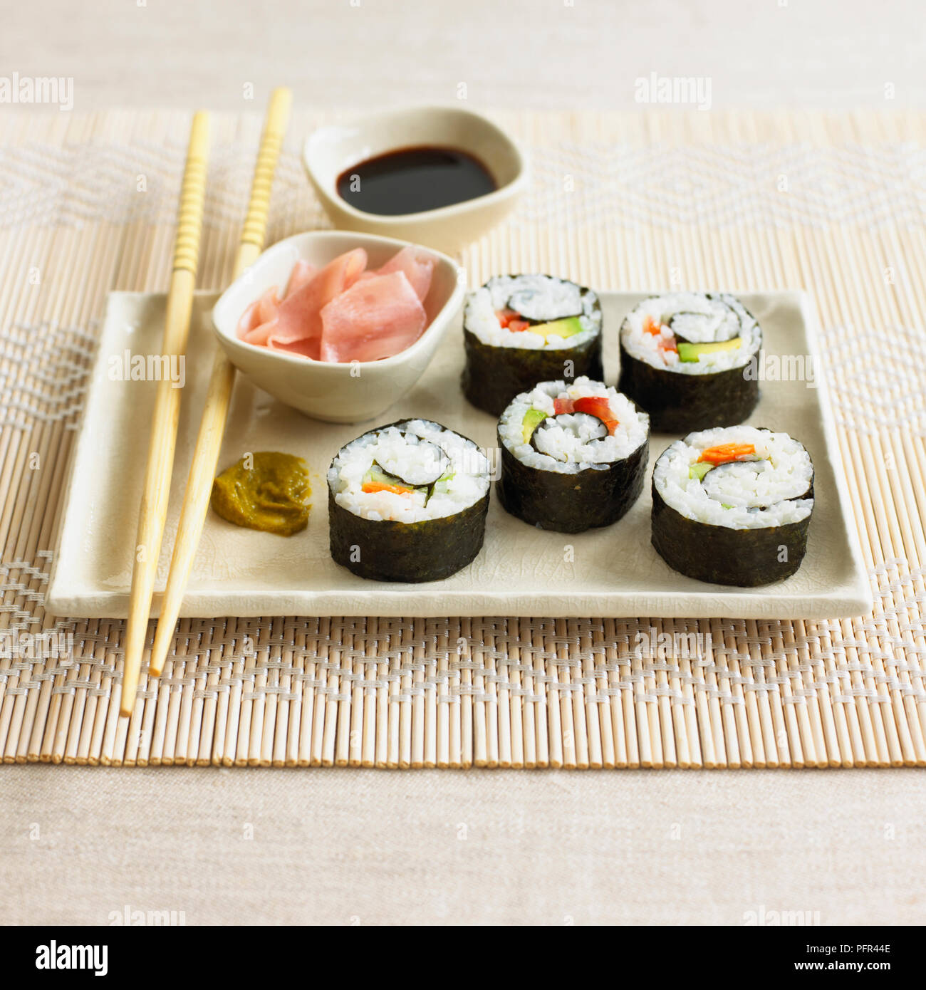 Rouleaux de sushi maki avec pâte de wasabi, gingembre mariné et la sauce soja, baguettes (végétarien) Banque D'Images
