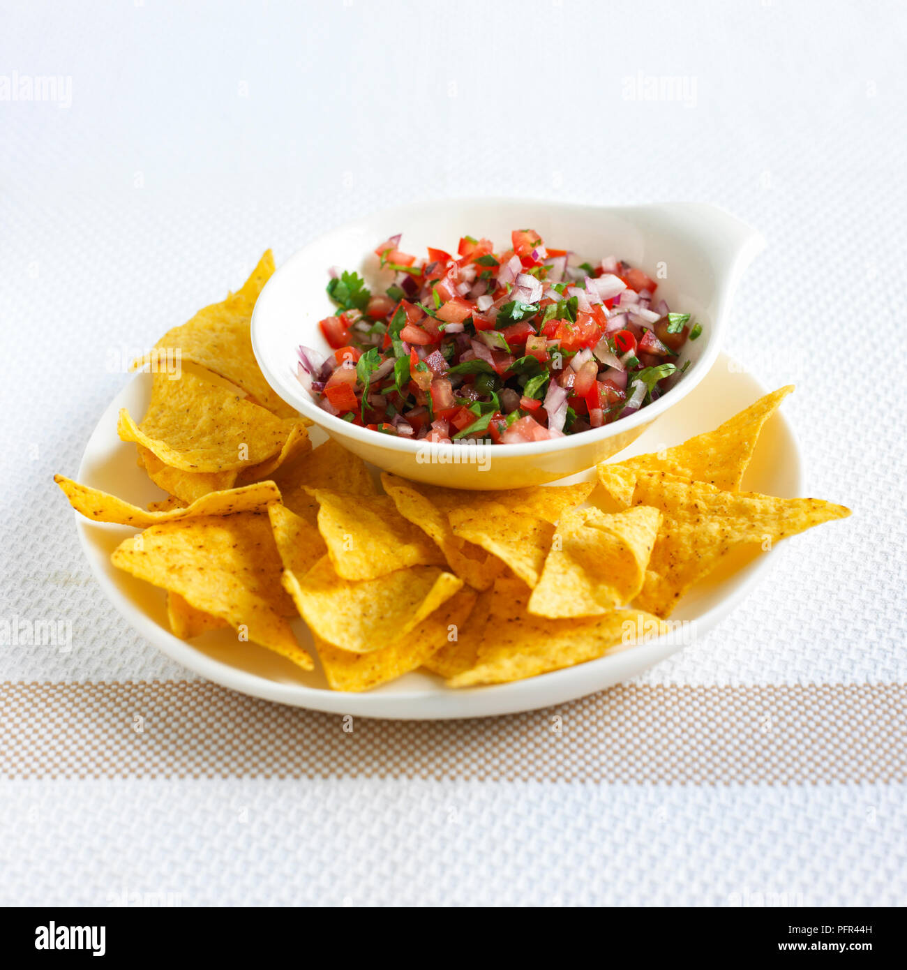 Croustilles de tomate, oignon et coriandre salsa Banque D'Images