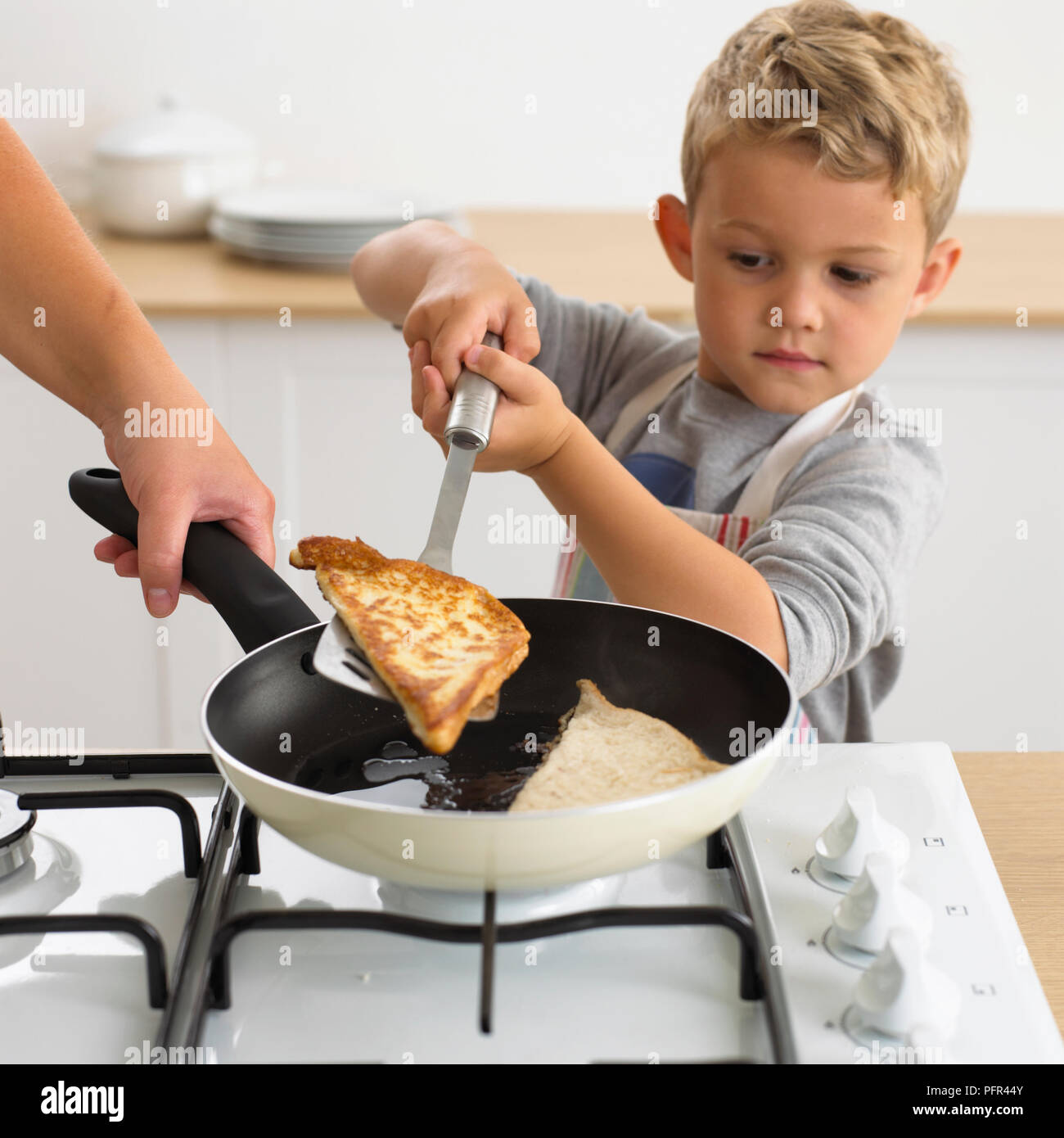 La cuisson du pain en eggy Boy poêle, 6 ans Banque D'Images