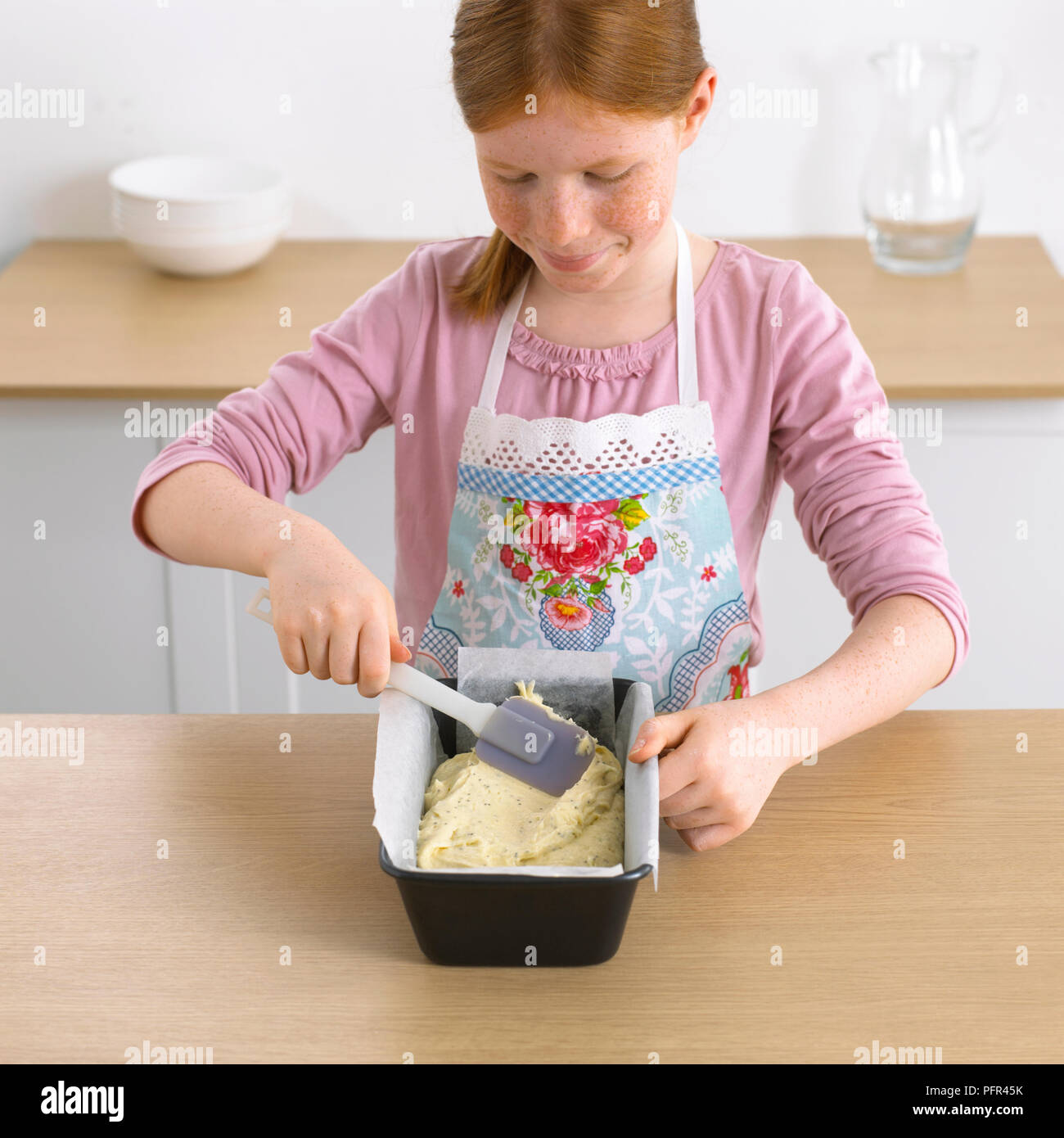 Lissage fille haut de mélange à gâteau citron et lime, 9 ans Banque D'Images