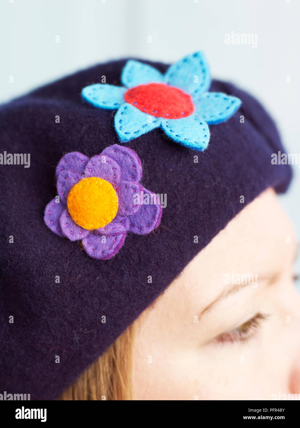 Décorées avec des fleurs en feutre béret Banque D'Images