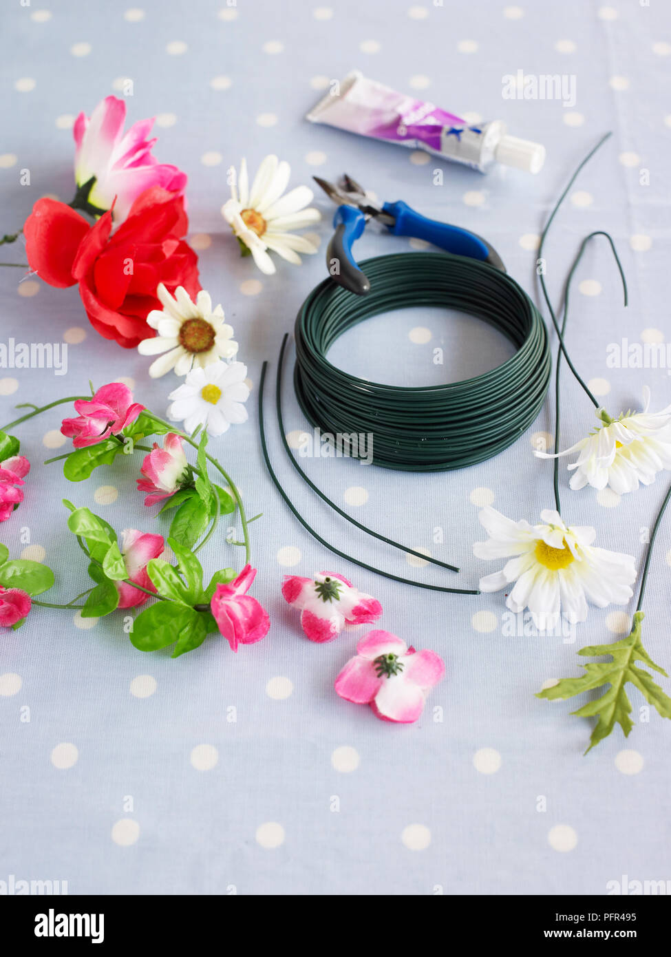 Matériaux pour revêtement de fleurs en plastique dans le plâtre de Paris Banque D'Images