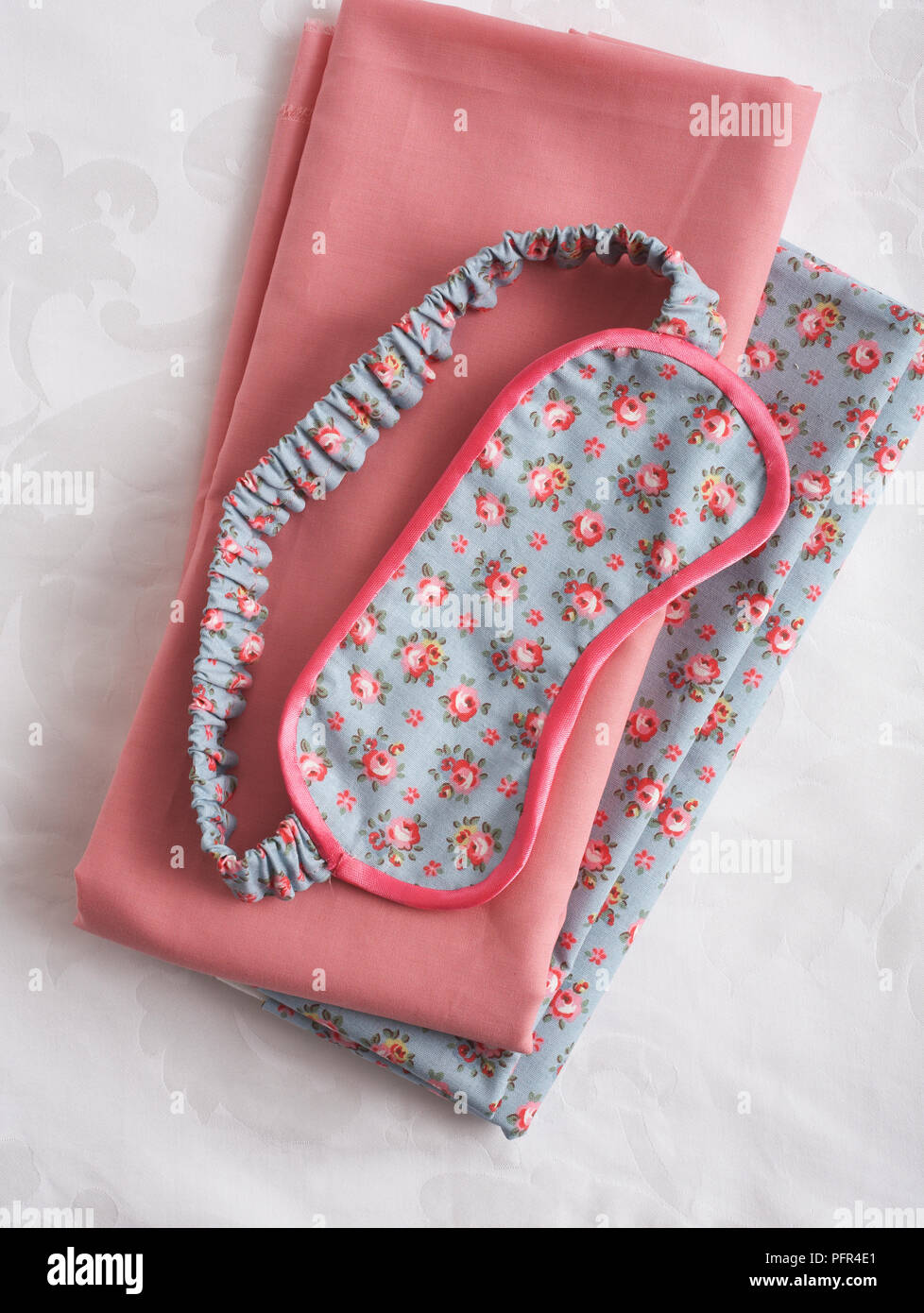 Motif de fleurs masque yeux et tissus Banque D'Images