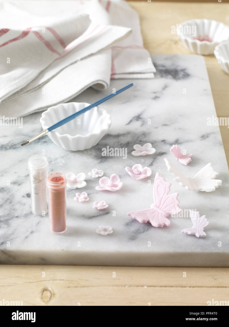 Matériel de décoration de gâteau, gâteau cas, pinceau, papillons fait du givrage, pots de colorant alimentaire Banque D'Images