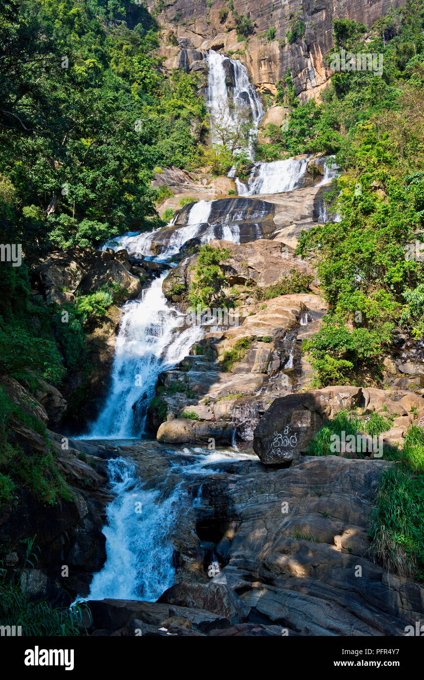 Le Sri Lanka, la Province d'Uva, Ella, Ella Ravana Falls, vue de la cascade Banque D'Images