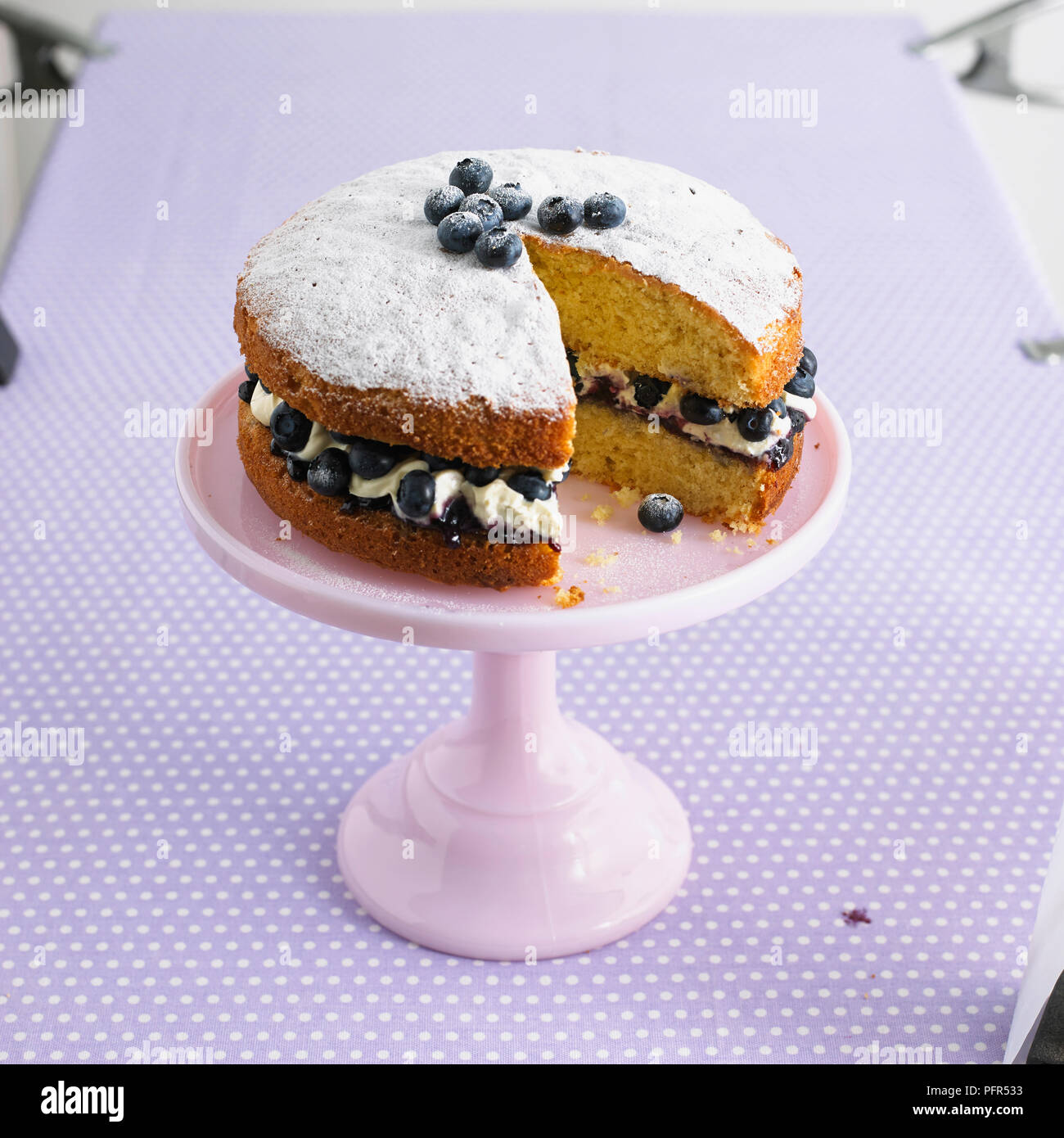 Gâteau éponge aux bleuets on cake stand Banque D'Images