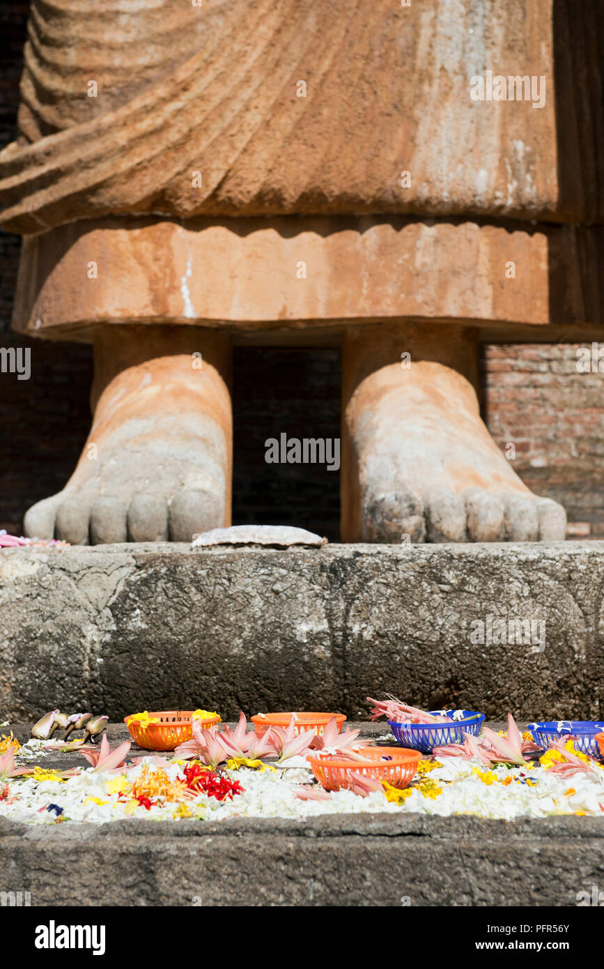Le Sri Lanka, la Province d'Uva, Maligawila, pieds de statue de Bouddha Banque D'Images