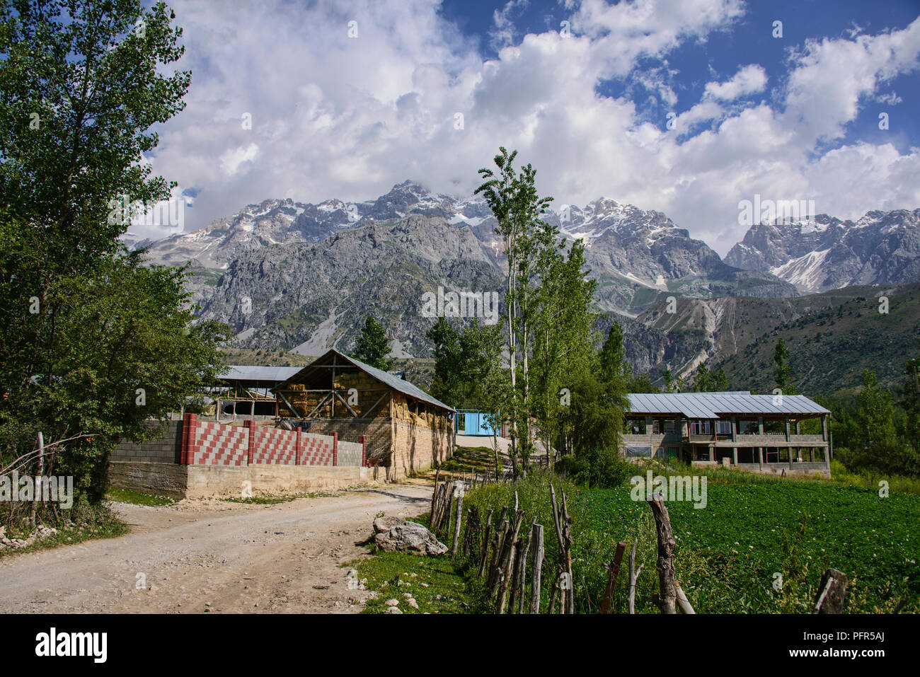 Des sommets alpins derrière le village de noyer d'Arslanbob, Kirghizistan Banque D'Images