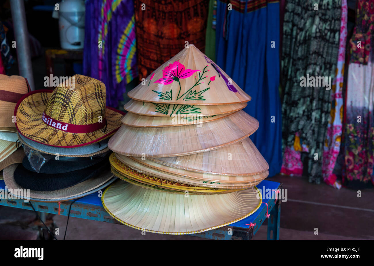 Chapeaux Thaï coloré en vente sur stand à Bangkok en Thaïlande Photo Stock  - Alamy